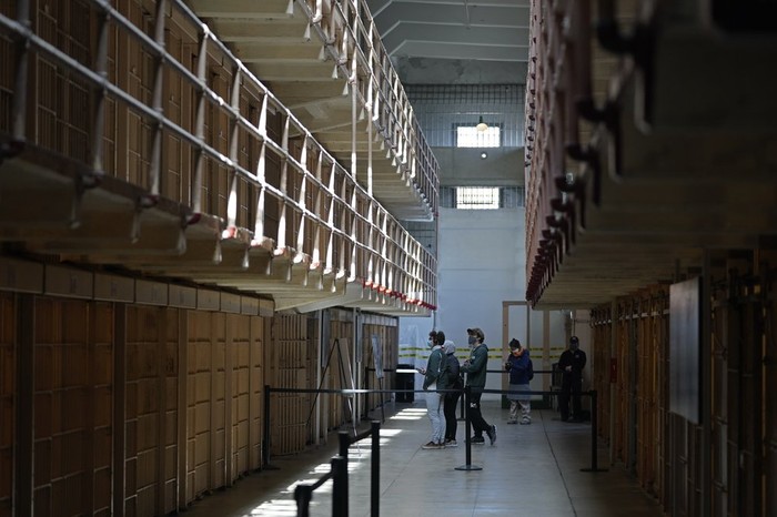 Penjara terkejam di dunia yaitu Alcatraz kembali menyambut wisatawan setelah selama setahun ditutup. Wisatawan yang datang harus mematuhi protokol kesehatan.