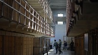 Alcatraz mulai dibuka untuk kunjungan wisatawan pada 1972. Kebanyakan wisatawan datang ke sana karena penasaran dengan image kejam dan seram yang selama ini melekat pada Alcatraz. Foto: (Eric Risberg/AP)