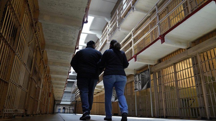 Penjara terkejam di dunia yaitu Alcatraz kembali menyambut wisatawan setelah selama setahun ditutup. Wisatawan yang datang harus mematuhi protokol kesehatan.