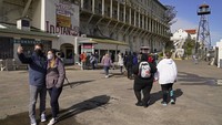 Penjara yang dulu ditempati narapidana kelas kakap itu kembali dibuka untuk wisatawan pada Senin (15/3/2021). Setiap wisatawan yang datang harus memakai masker dan menjaga jarak. Foto: (Eric Risberg/AP)