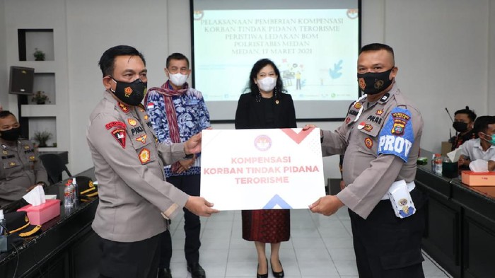 Penyerahan kompensasi korban bom Polrestabes Medan (dok. Istimewa)