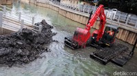 Ekskavator ampibius diujicoba untuk mengeruk lumpur di kolam retensi Gedebage, Rabu (17/3/2021).