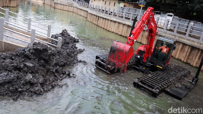 Pindad Ujicoba Ekskavator Ampibius PT Pindad memamerkan ekskavator ampibius seberat 8 ton dihadapan Wali Kota Bandung Oded M Danial dan Wakil Wali Kota Bandung Yana Mulyana. Ekskavator yang masih dalam proses produksi ini dilakukan ujicoba dengan melakukan pengerukan sedimentasi lumpur di kolam retensi Gedebage.