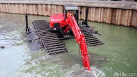 Ekskavator seberat 8 ton ini bisa digunakan di sungai atau di danau.