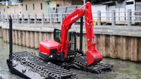 Ekskavator ini bisa melakukan pengerukan tanah hingga kedalaman empat meter. 