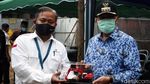 Mantap! Pindad Uji Coba Ekskavator Ampibius