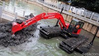 Meski dioperasikan di genangan air, alat berat berwarna merah bertuliskan PINDAD itu tampak lincah melakukan pengerukan sedimentasi lumpur.
