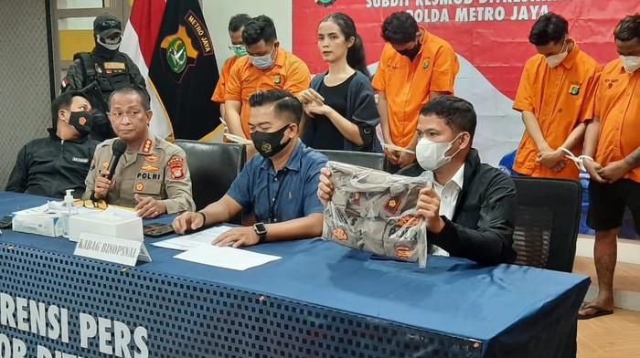 Polda Metro Jaya tangkap polisi gadungan yang memeras PSK dan germo.