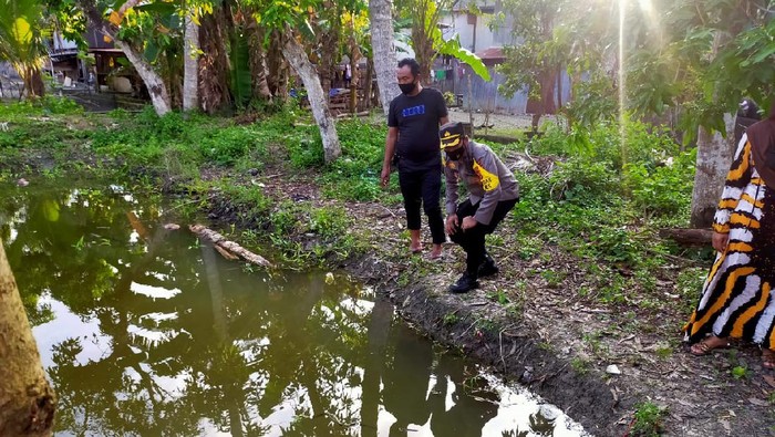 Polisi melakukan olah TKP kasus 2 bocah berusia 2 tahun tewas tercebur ke kolam ikan lele di Sidrap, Sulsel (dok Polsek Panca Rijang)