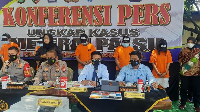 Polres Bandara Soetta mengungkap pemalsuan meterai.