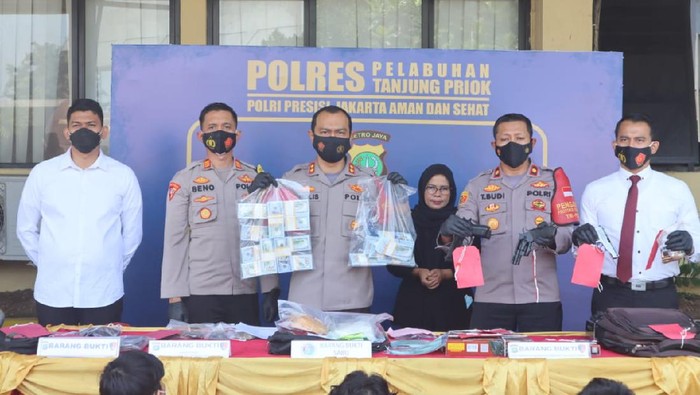 Polres Pelabuhan Priok Bongkar Peredaran Dolar Palsu Di Kelapa Gading