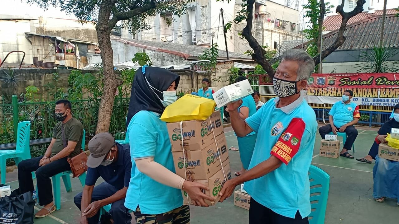 Polsek Senen bagikan sembako untuk warga di Kampung Tangguh