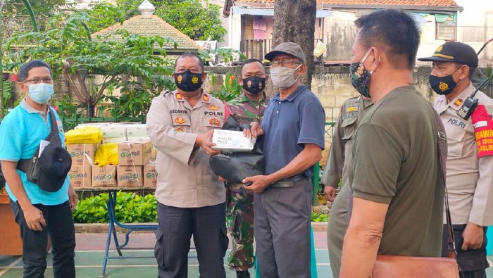 Polsek Senen bagikan sembako untuk warga di Kampung Tangguh