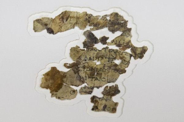 Sebelumnya, para arkeolog telah menemukan Gulungan Laut Mati di gua-gua gurun di Tepi Barat dekat Qumran pada 1940-an dan 1950-an. Gulungan tersebut berasal dari abad ke-3 hingga abad pertama SM. Gulungan ini termasuk salinan paling awal dari teks-teks alkitabiah dan dokumen-dokumen yang menjelaskan kepercayaan orang Yahudi. Foto: (Sebastian Scheiner/AP) Sebelumnya, para arkeolog telah menemukan Gulungan Laut Mati di gua-gua gurun di Tepi Barat dekat Qumran pada 1940-an dan 1950-an. Gulungan tersebut berasal dari abad ke-3 hingga abad pertama SM. Gulungan ini termasuk salinan paling awal dari teks-teks alkitabiah dan dokumen-dokumen yang menjelaskan kepercayaan orang Yahudi. Foto: (Sebastian Scheiner/AP)