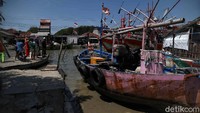 Biasanya para mantri BRI kerap menggunakan jasa ojek perahu untuk menghindari banjir rob di kawasan Desa Morodemak, Demak. 