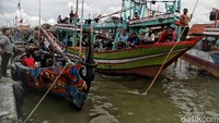 Mayoritas warga di kampung ini merupakan nelayan. Hal itu terlihat dari banyaknya perahu nelayan yang bersandar.