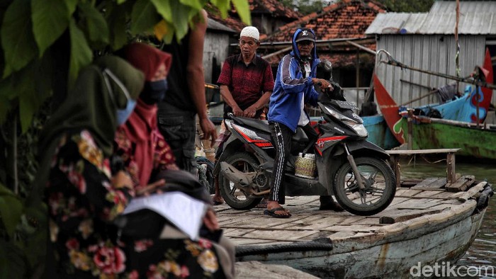 Banjir rob kerap melanda Desa Morodemak, Demak, Jawa Tengah. Ojek perahu pun menjadi transportasi alternatif untuk menerobos banjir rob.
