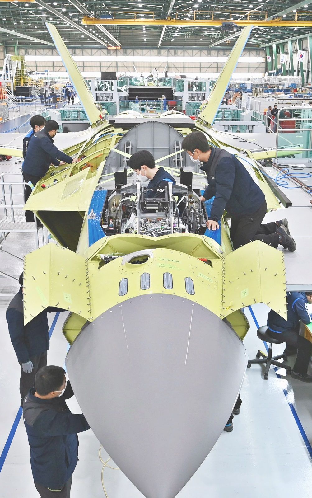 Pekerja sedang merakit KF-X di KAI di Sacheon . (Photo via Korea Aerospace Industries Ltd.(KAI))