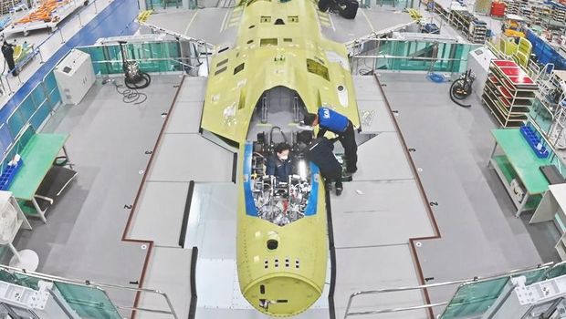 Pekerja sedang merakit KF-X di KAI di Sacheon . (Photo via Korea Aerospace Industries Ltd.(KAI))