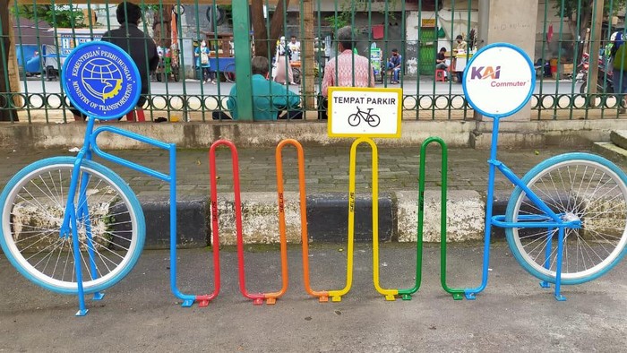 Rak parkir sepeda di stasiun-stasiun KRL. (Dok PT KAI Daop 1 Jakarta)