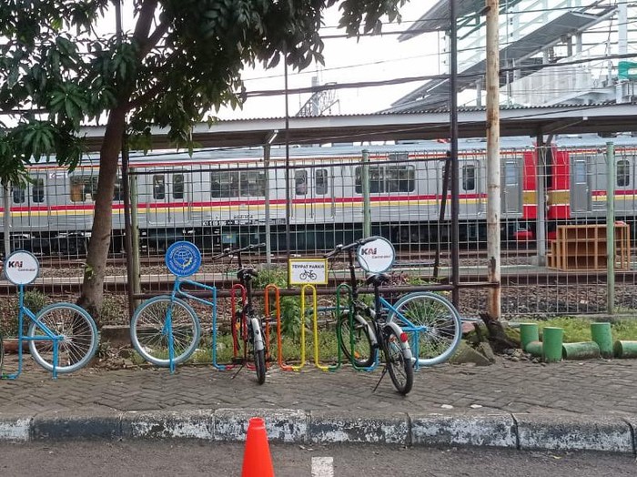 Rak parkir sepeda di stasiun-stasiun KRL. (Dok PT KAI Daop 1 Jakarta)