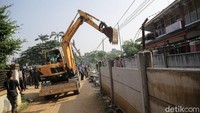 Mereka standby untuk merobohkan tembok 2 meter yang menutup akses keluar-masuk rumah Hadiyanti.