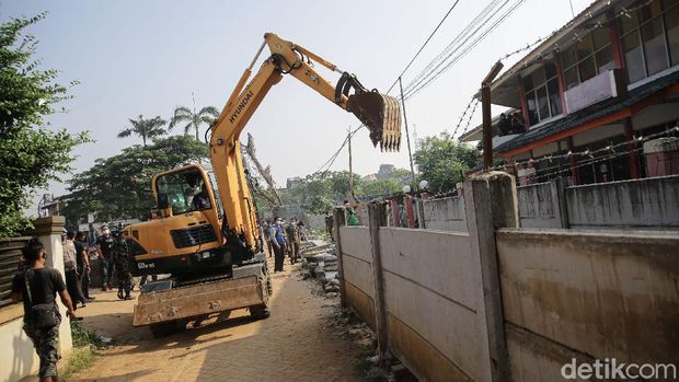 Tembok yang menutup akses keluar-masuk rumah Hadiyanti (60), warga Ciledug, Kota Tangerang, dirobohkan. Ekskavator pun diturunkan.