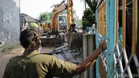 Untuk diketahui, masalah akses rumah ditutup tembok ini diketahui dari sebuah video viral. Dalam video itu, penghuni rumah tersebut terpaksa menggunakan tangga untuk memanjat pagar itu.