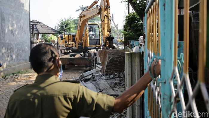 Tembok yang menutup akses keluar-masuk rumah Hadiyanti (60), warga Ciledug, Kota Tangerang, dirobohkan. Ekskavator pun diturunkan.