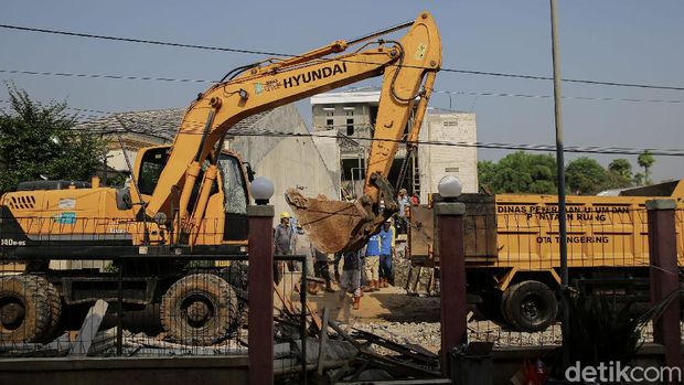 The wall blocking access to and from the house of Hadiyanti (60), a resident of Ciledug, Tangerang city, was demolished.  The excavator was lowered.