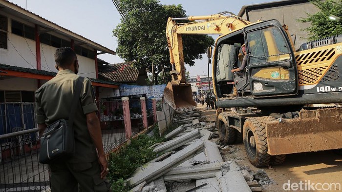 Runtuhnya Tembok 2 Meter di Ciledug Tembok yang menutup akses keluar-masuk rumah Hadiyanti (60), warga Ciledug, Kota Tangerang, dirobohkan. Ekskavator pun diturunkan.