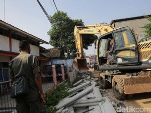 Runtuhnya Tembok 2 Meter di Ciledug