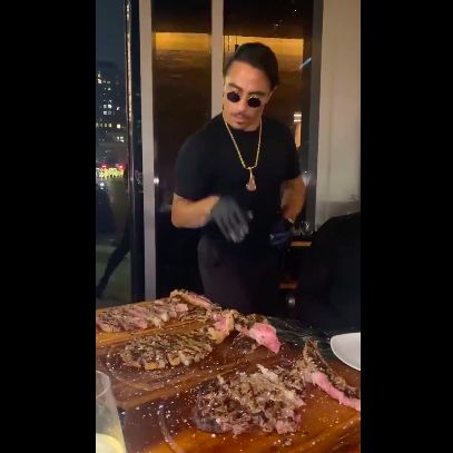 Salt Bae Tuai Pro Kontra Usai Suapi Daging ke Wanita, Kenapa Ya?