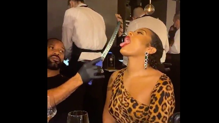 Salt Bae Tuai Pro Kontra Usai Suapi Daging ke Wanita, Kenapa Ya?