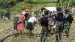 Satgas Yonif Para Raider 501 Hadiri Acara Bakar Batu di Papua