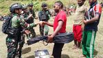 Satgas Yonif Para Raider 501 Hadiri Acara Bakar Batu di Papua
