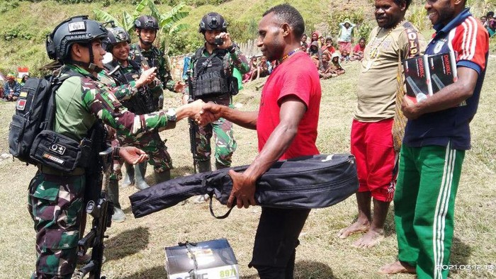 Satgas Yonif Para Raider 501 Hadiri Acara Bakar Batu di Papua Satgas Pamtas Mobile (Penyangga) Yonif Para Raider 501 Kostrad menghadiri undangan dari KP Bulapa untuk ikut melaksanakan acara Bakar Batu yang diadakan di Gereja KP Bulapa Distrik Sugapa, Intan Jaya, Papua, Senin (15/3/2021).