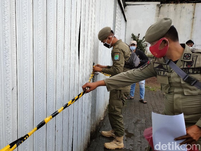 Satpol PP Majalengka segel tempat karaoke gegara langgar PSBB.