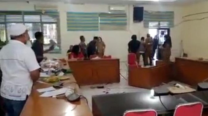 Screenshot video viral anggota DPRD Tanjungbalai ngamuk saat rapat (dok. Istimewa)
