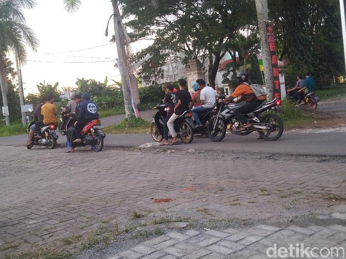 Sejumlah pemuda di Pandeglang bersiap melakukan balap liar.