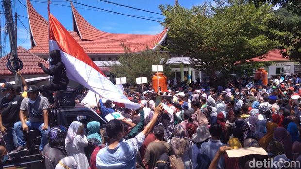 Sejumlah warga Pesisir Selatan mendatangi Kejari Pesisir Selatan mengantarkan petisi berisi dukungan kepada Bupati Rusma Yul Anwar (Jeka Kampai/detikcom)