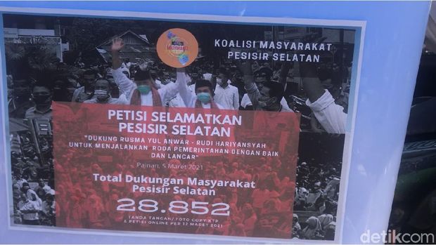 Sejumlah warga Pesisir Selatan mendatangi Kejari Pesisir Selatan mengantarkan petisi berisi dukungan kepada Bupati Rusma Yul Anwar (Jeka Kampai/detikcom)