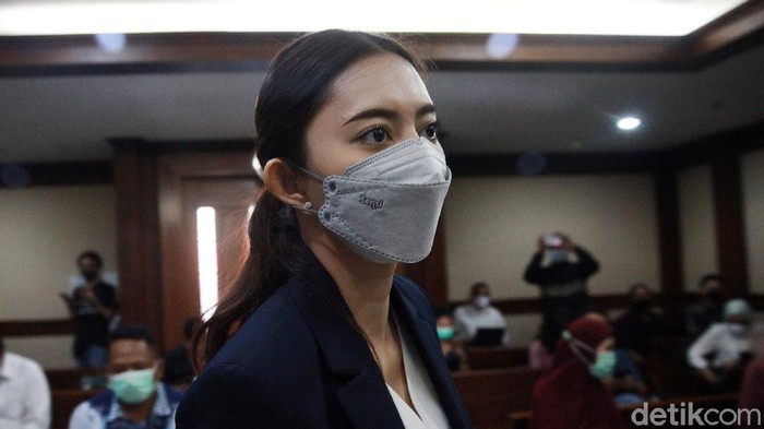 Sekretaris pribadi (Sespri) bidang administrasi mantan Menteri KKP Edhy Prabowo, Anggia Putri Kloer hadir sebagai saksi dalam sidang kasus korupsi ekspor benih lobster (benur) dengan terdakwa Suharjito, di pengadilan Tipikor,PN Jakarta Pusat, Rabu (17/3/2021).  Anggia disebut oleh tersangka Amiril Mukminin saat bersaksi  Rabu pekan lalu (10/3) menerima pembelian mobil Honda HRV dari Edhy Prabowo.