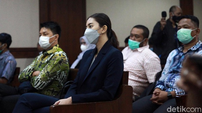 Sosok Anggia Kloer, Sespri Cantik yang Diduga Dapat Fasilitas Mewah dari Edhy Prabowo Sekretaris pribadi (Sespri) bidang administrasi mantan Menteri KKP Edhy Prabowo, Anggia Putri Kloer hadir sebagai saksi dalam sidang kasus korupsi ekspor benih lobster (benur) dengan terdakwa Suharjito, di pengadilan Tipikor,PN Jakarta Pusat, Rabu (17/3/2021). Anggia disebut oleh tersangka Amiril Mukminin saat bersaksi Rabu pekan lalu (10/3) menerima pembelian mobil Honda HRV dari Edhy Prabowo.