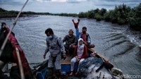 Perempuan berusia 47 tahun ini adalah seorang pendiri Komunitas Perempuan Nelayan Puspita Bahari, sebuah kelompok yang memiliki misi kemandirian ekonomi perempuan.