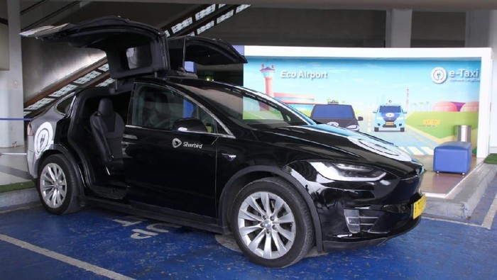 Taksi Tesla di Bandara Soekarno-Hatta