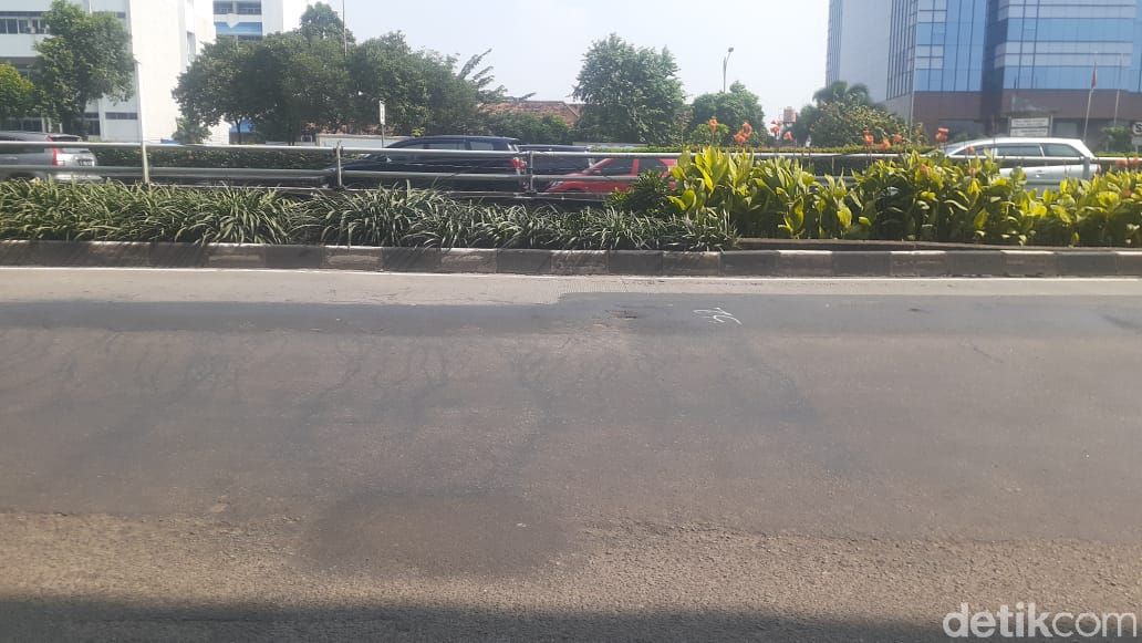 Tambalan-tambalan di Jl MT Haryono arah Pancoran Jakarta Selatan, 17 Maret 2021. (Afzal Nur Iman/detikcom)