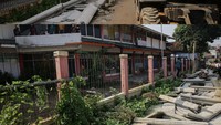 Penutupan akses rumah warga itu terjadi karena masalah sengketa lahan. Pemkot Tangerang turun tangan dan meminta pagar beton itu dibongkar. Begini penampakan sebelum dan sesudah tembok dirobohkan. (Grandyos Zafna/detikcom)