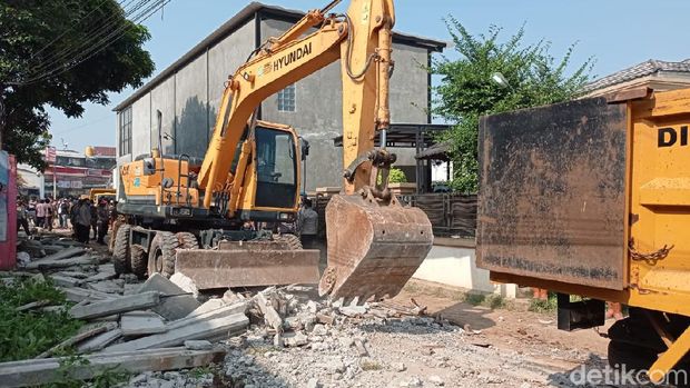 Tembok yang tutup akses rumah warga Ciledug dibongkar (Sachril Agustin/detikcom)