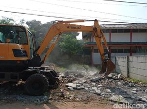 Tembok 2 Meter yang Tutup Akses Rumah Warga Ciledug Dirobohkan!